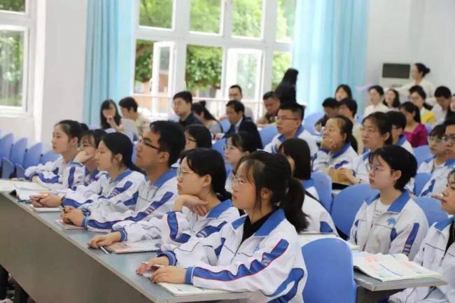 老师陪高三学生模拟高考 老师这辈子都没想到这么大还是没能逃过考试 