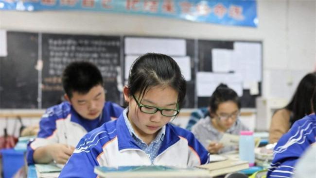 老师陪高三学生模拟高考 老师这辈子都没想到这么大还是没能逃过考试 
