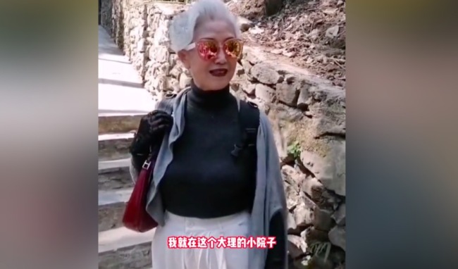 网友大理遇优雅白发奶奶