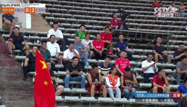 现场有球迷挥舞五星红旗为中国队加油助威。直播截图
