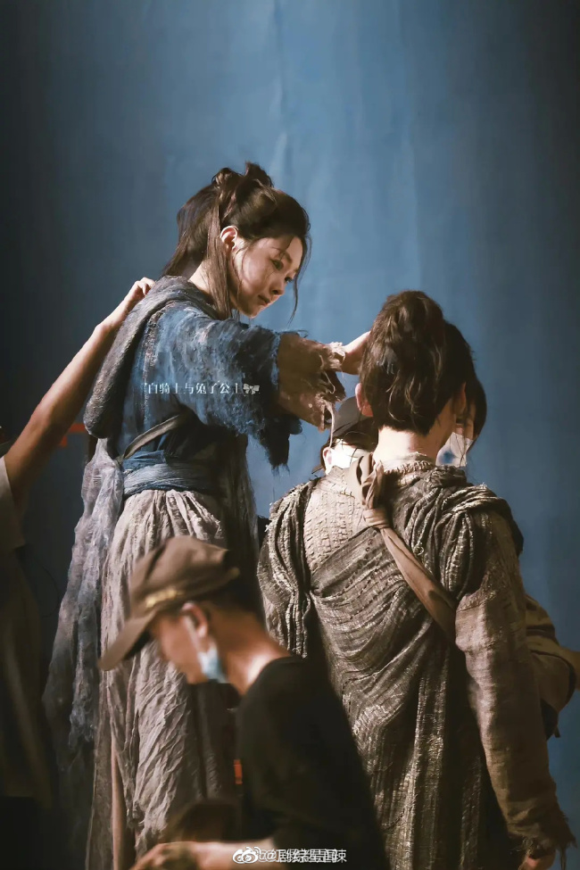 宋轶片场帮白敬亭理头发 两人被爆悄悄热恋中