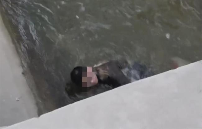 路人救起被水流冲走学生 热心人为了捞书包狂追数百米