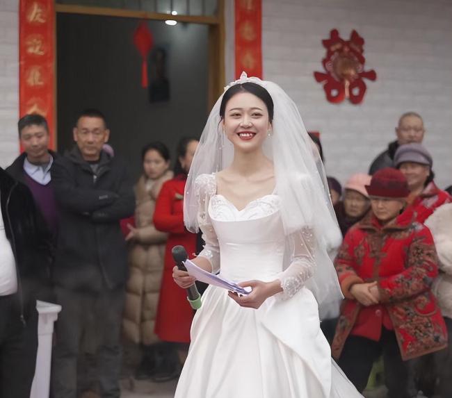 新人200元布置婚礼现场 省下来的钱做更有意义的事   