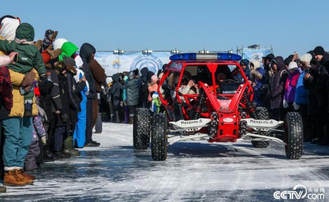 俄罗斯举办2023年贝加尔湖冰上赛车节