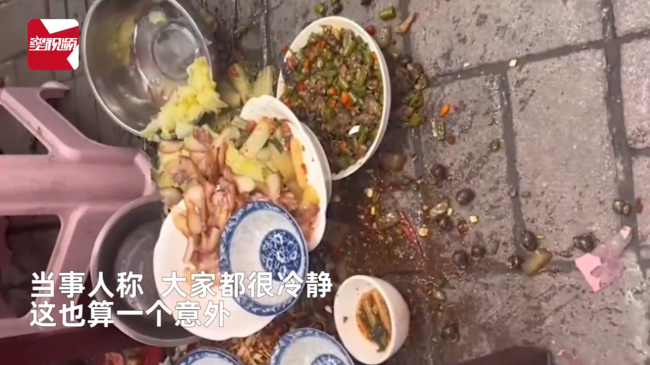 一家人吃饭菜刚齐玻璃桌炸裂，辛苦准备全白费，淡定捡3盘继续吃
