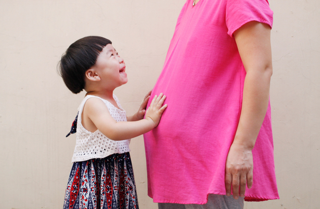 杭州“抢人”拟出新招！一边“催生” 一边“抢人”