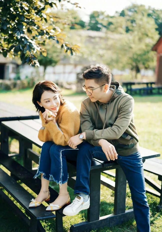 陈数夫妇同框破谣言 两个人边吃饭边聊天,非常恩爱