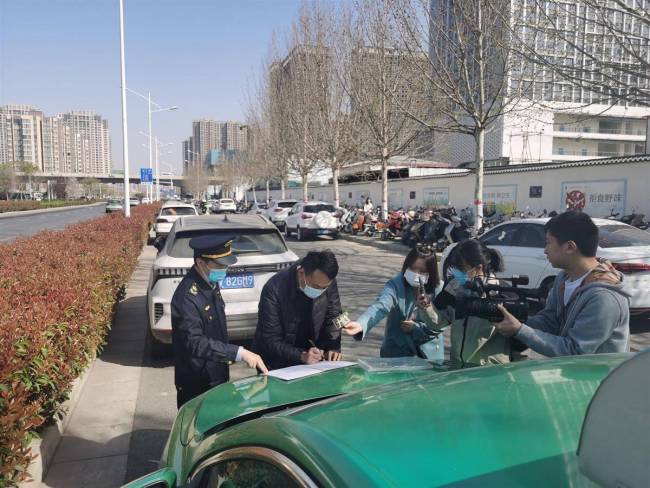 的哥宰客被怼后落荒而逃 涉事公司回应：已解聘 车辆被暂扣