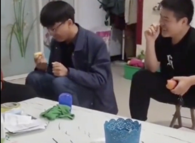 手机被收找老师婆婆告状