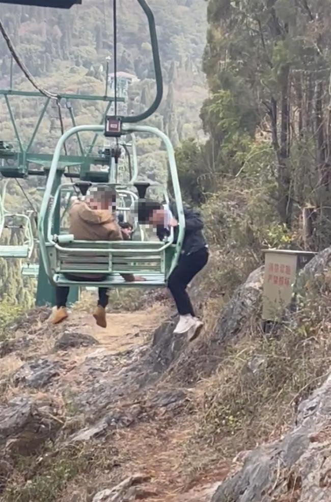 男子索道运行时攀爬缆车 为了减少缆车费用？  