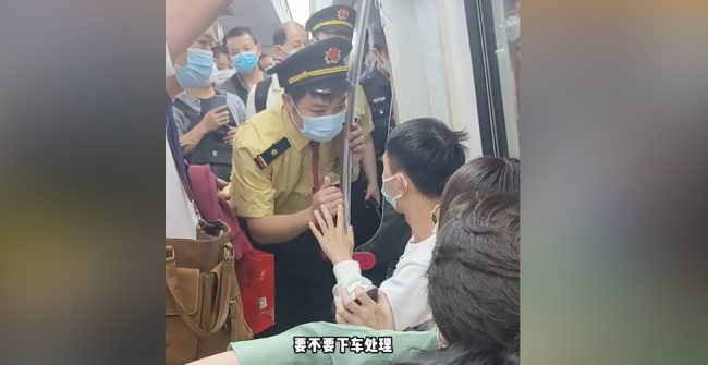 女子在地铁因口角挥拳重击小伙