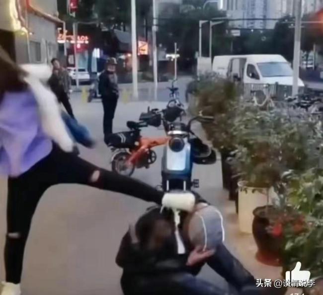 上海一女子当街打骂代驾 还扬言自己丈夫是公安局的