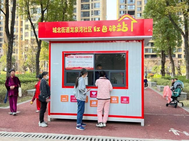 核酸检测点“再就业”成便民服务点 ：修鞋、修伞、配钥匙…