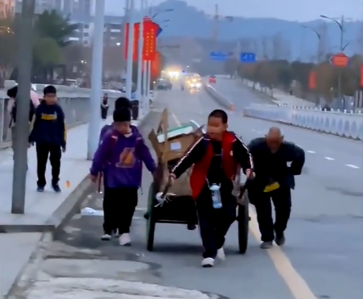 广西小学生帮拉车老人上坡获赞！中国未来有你们，真好