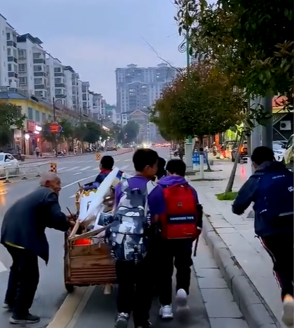 广西小学生帮拉车老人上坡获赞！中国未来有你们，真好