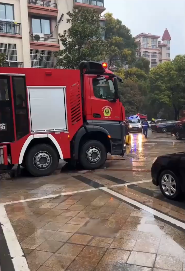 众人掀翻小车让道消防车