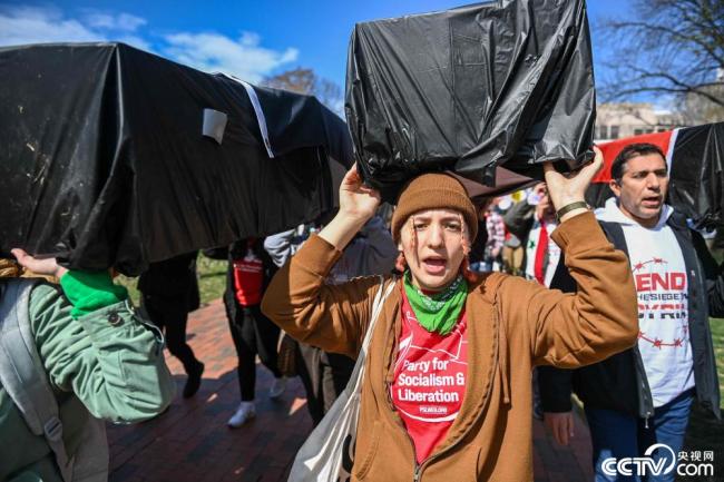 美国反战人士在华盛顿抬棺材示威