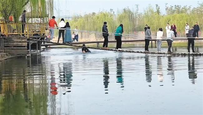 男子跳水营救落水儿童 