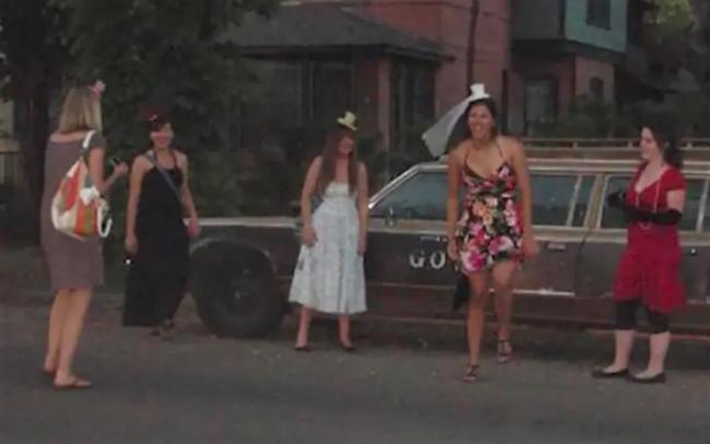 美国女子找回漂流13年相机拷出照片，让自己大吃一惊！