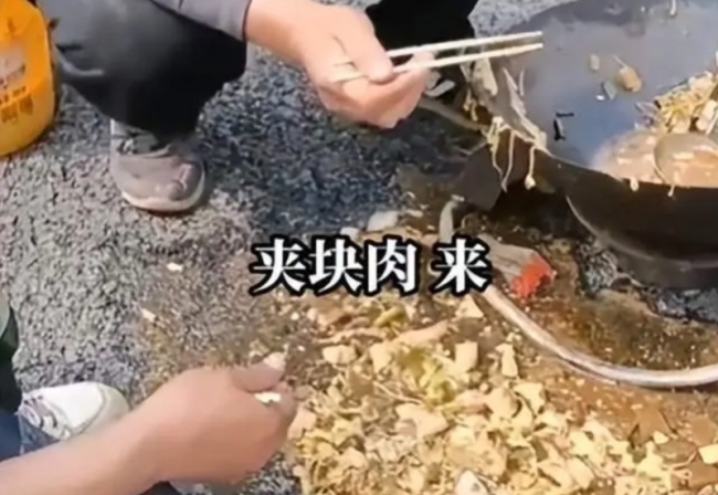 锅被吹翻工人从地上夹菜，不吃就得饿肚子！