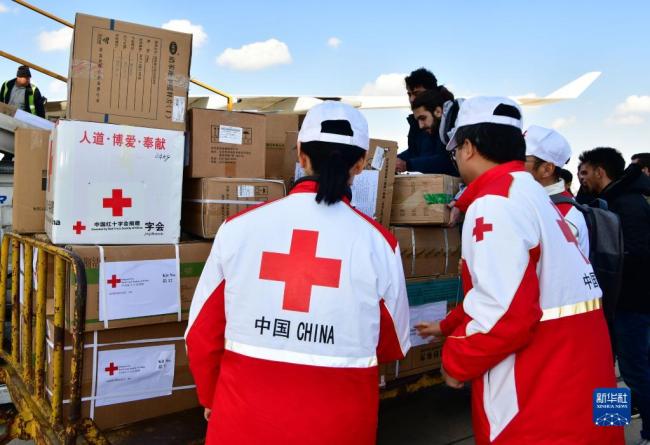 工作人员在叙利亚大马士革国际机场卸载中国红十字会援助的人道主义物资（2023年2月13日摄）。新华社发（阿马尔·萨法尔贾拉尼摄）
