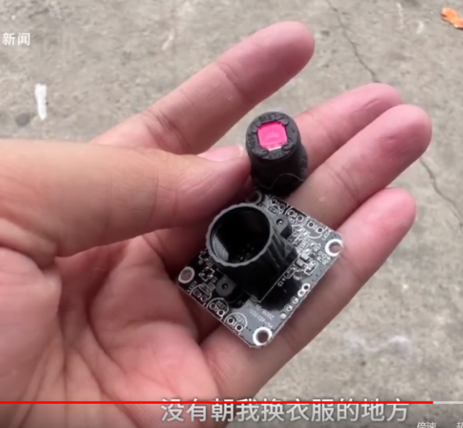 女生地摊套玩具熊拆开发现摄像头，在卧室放了3个月 是地摊套圈得来