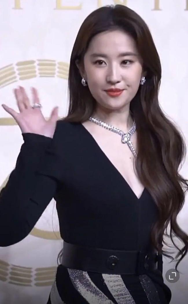 舒淇关注刘亦菲ins 表面“松弛感”，私下比谁都卷.