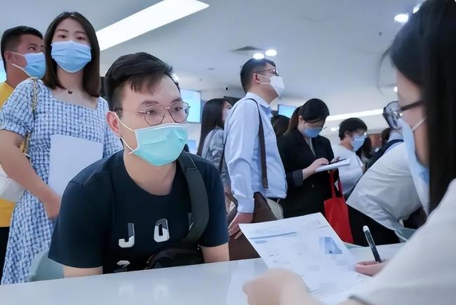 越来越多中小学教师岗和编制脱钩，铁饭碗恐被打破？家长大力支持 背后原因是什么？