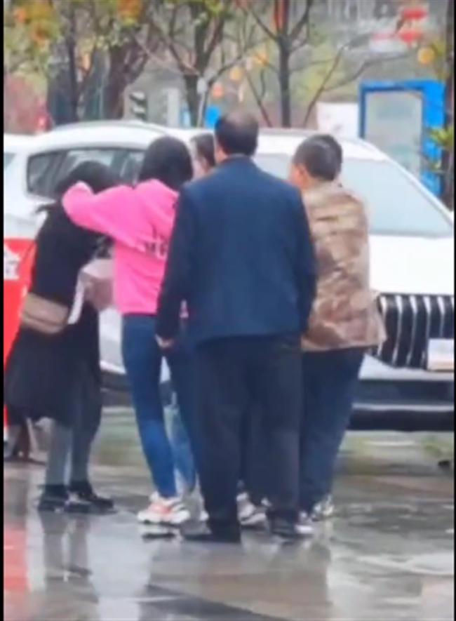 女子当街棒打老公和女主播，警方回应：正在调查处理中