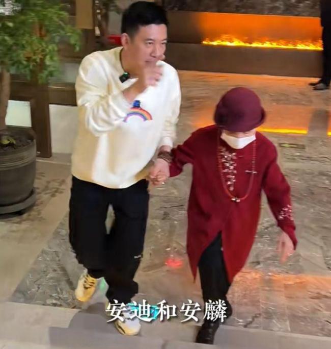 黄圣依杨子一家五口同框，90岁奶奶与俩孙子相拥，安迪长胖变化大 画面十分温馨