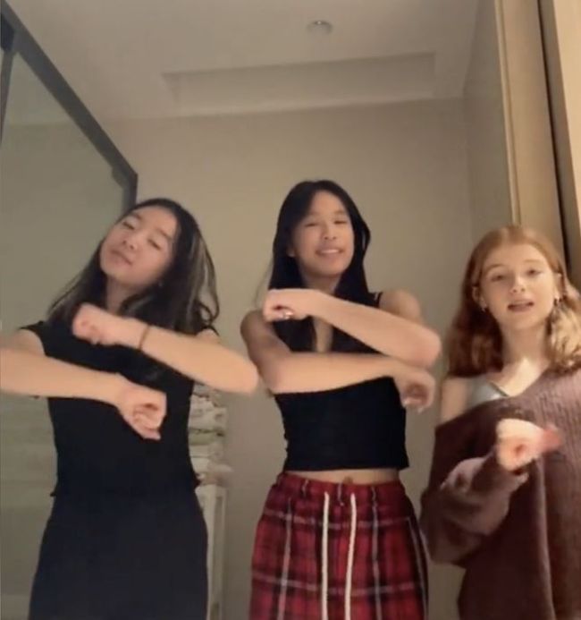 张庭女儿与同学跳舞很有感觉 身材也是相当火辣的不受父母传销影响