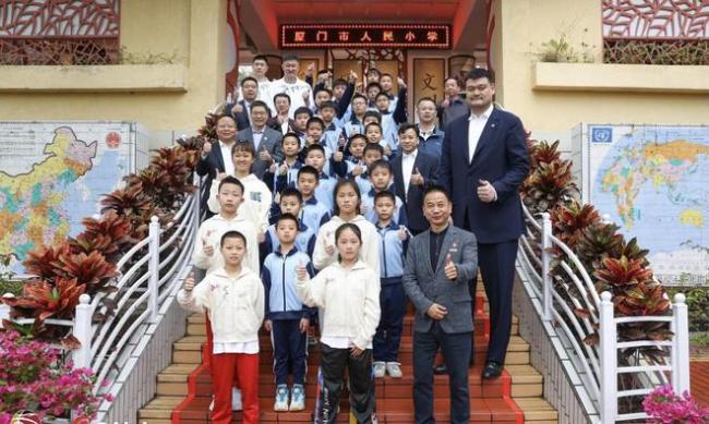 杜锋姚明现身厦门鼓浪屿，在工作之外还到当地一家大排档享受一把美食