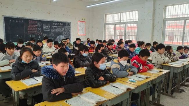 老师上课时突然劈叉 学生们看得目瞪口呆纷纷鼓掌