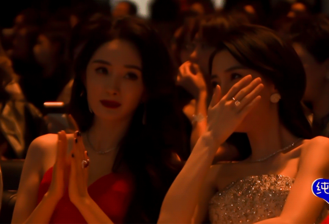 李冰冰黄晓明讲悄悄话被嘲没情商 与前妻杨颖同台画面被粉丝路人分析