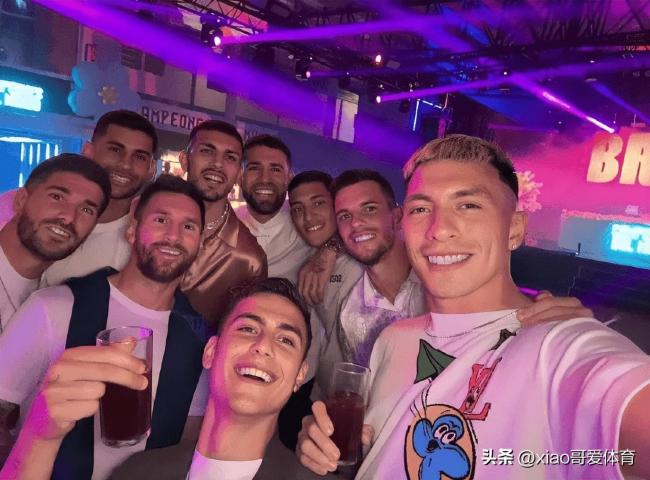 阿根廷队举办庆祝派对 成员们笑容洋溢氛围不要太好  