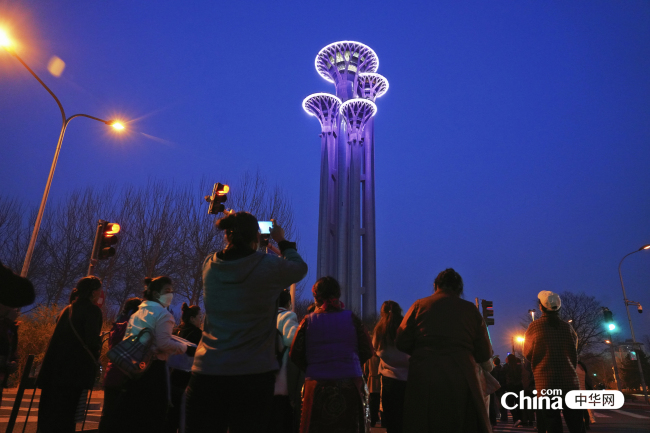 西藏基层妇联干部登奥林匹克塔俯瞰鸟巢、水立方 欣赏璀璨夜景