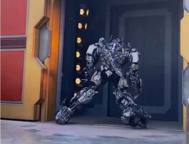 北京环球影城威震天摔倒