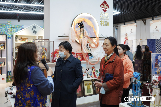西藏基层妇联干部参观北京唐人坊 感受非遗魅力