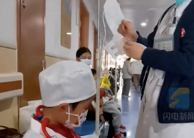 男童穿医生服去医院输液，女护士：这“医生”哪来的？