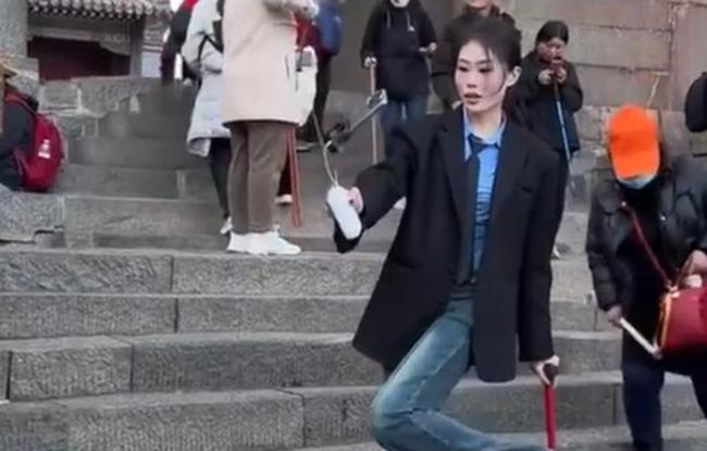 女生穿10公分高跟鞋爬泰山 本人回应：泰山制服不了脚硬的人