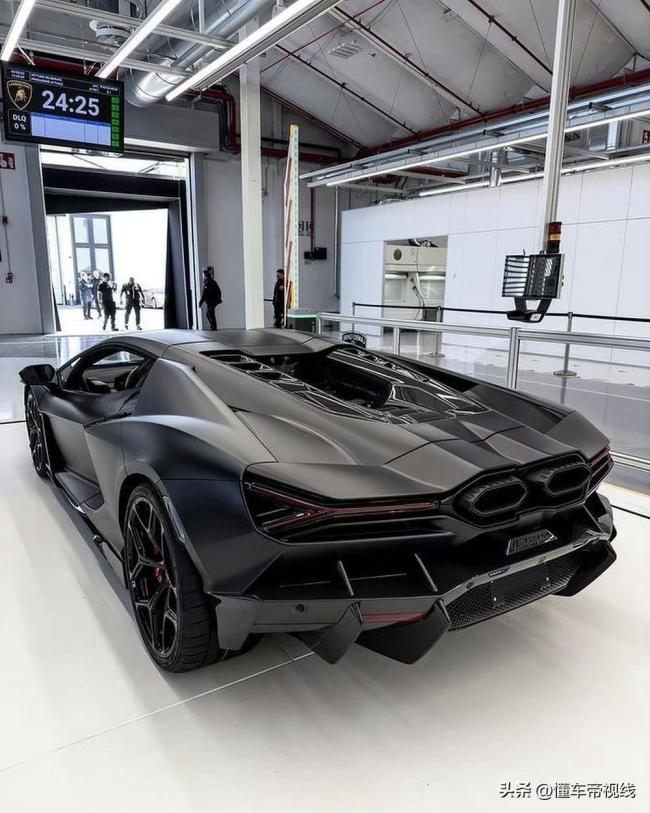 兰博基尼Revuelto曝光更多实车图，搭载6.5升V12插混系统