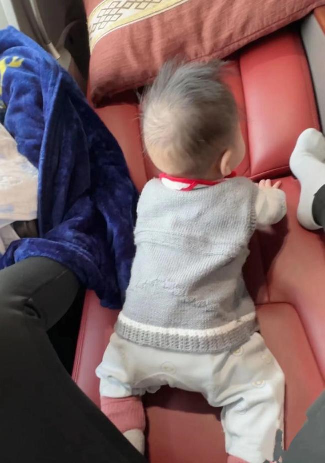 怕孩子哭闹父母包下商务车厢 妈妈回应：让孩子舒服点，花多少钱都值