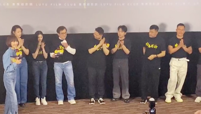 成龙《龙马精神》收行李听到影迷为他唱歌哭了……成龙：我们的时代过去了！