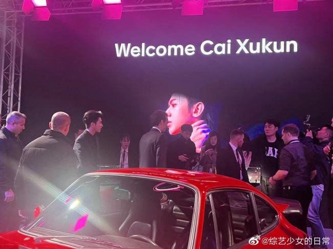 蔡徐坤看展生图好酷 状态绝了