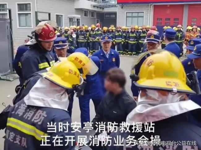 小伙戒指卡手遇130名消防员演训 现场一边施救一边教学