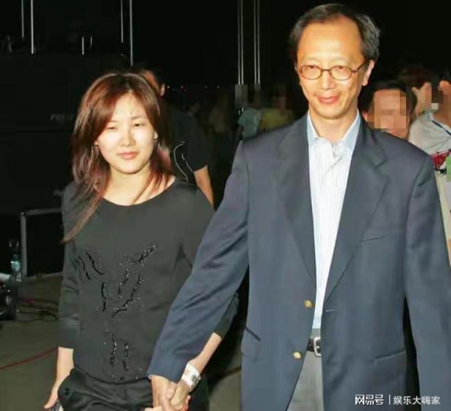 网传伏明霞与梁锦松离婚并净身出户，深夜发文：“告别过去，重新开始!”