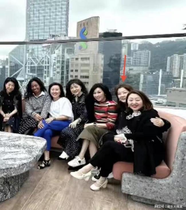 网传伏明霞与梁锦松离婚并净身出户，深夜发文：“告别过去，重新开始!”