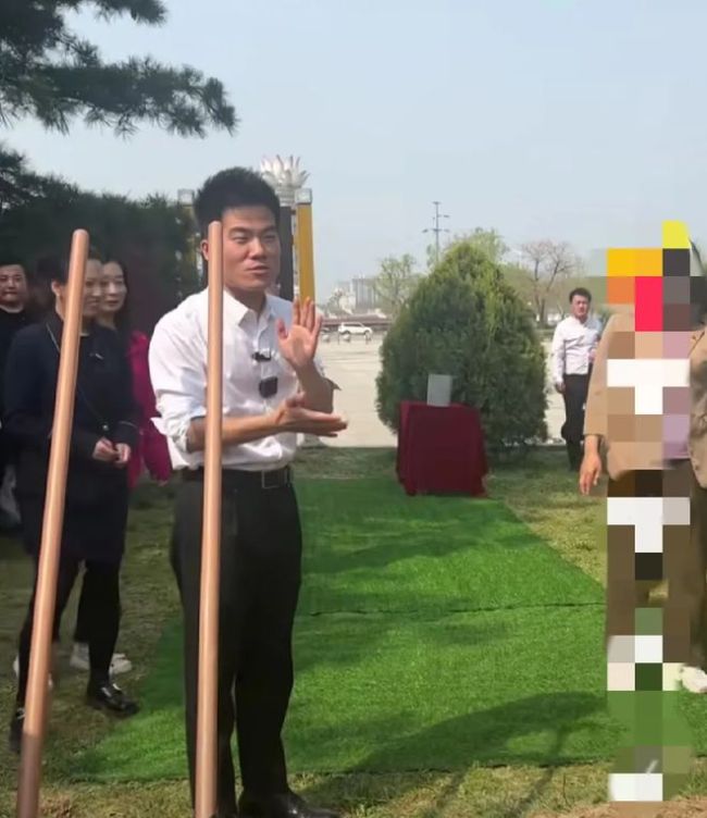 董宇辉：种一棵树最好的时间是10年前 干活有一个看起来粗俗但很地道的手势！