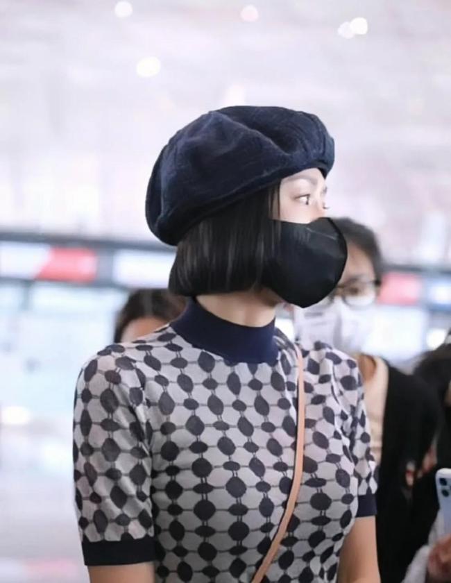 秦岚又在机场劝架了！粉丝和代拍发生冲突，网友却质疑是演戏