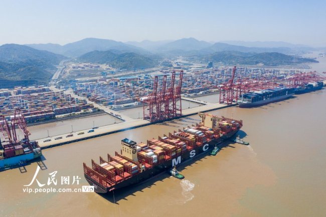 浙江：宁波舟山港迎来全球最大集装箱船